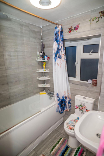 Bathroom, Charming London Guest Room with Garden BBQ, London