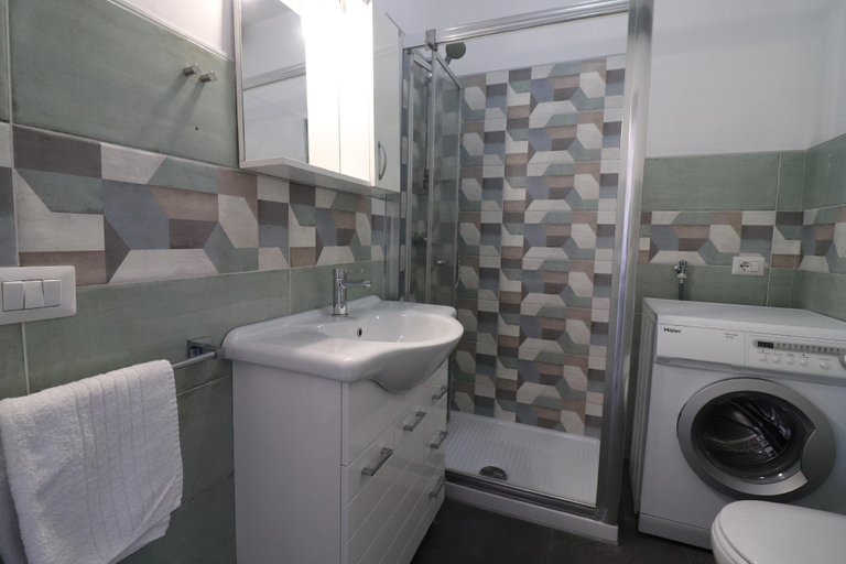 Bathroom 3, Modern Holiday Apartment With Wi-fi, Air Conditioning And Balcony Pets Allowed, Lecce