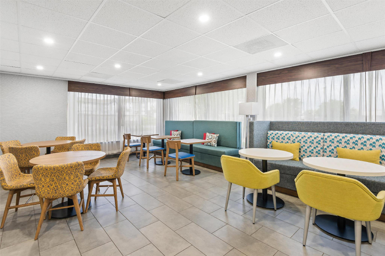 Food & Drinks 5, Hampton Inn Indianapolis-N.E./Castleton, Marion