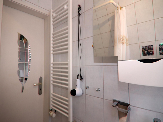 Bathroom 3, Charmante Finnhutte mit Garten, Rostock