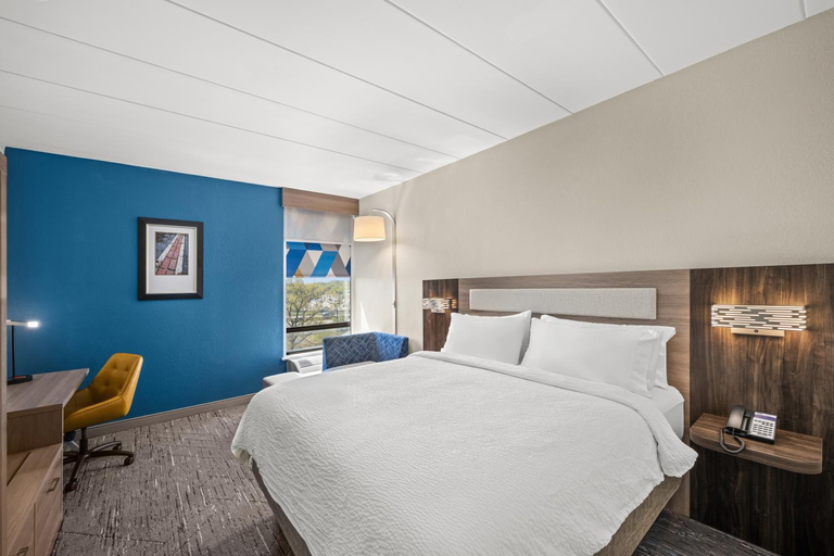 Bedroom 4, Holiday Inn Express BOSTON NORTH-WOBURN by IHG, Middlesex
