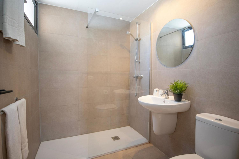 Bathroom 3, Dynastic Rooms Apartments, Alicante