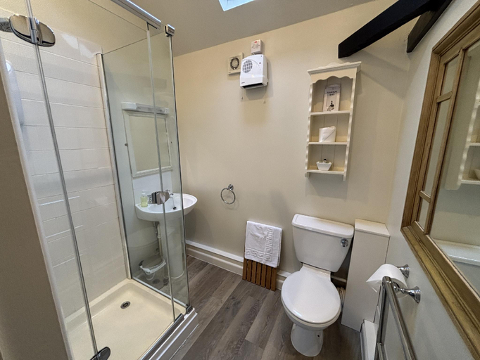 Bathroom 3, The Fox Goes Free, West Sussex
