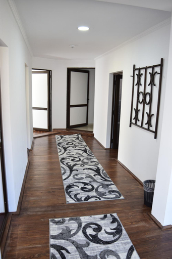 Public Area, Casa Eby, Ocolis