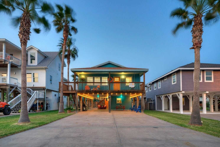 Exterior & Views 2, Private Pool, Large Yard, Game Room, Balcony South By Sunkissed by Avantstay, Nueces
