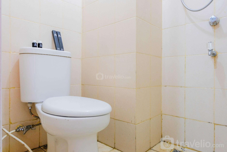 Bathroom, Simple Studio Apt at Serpong Greenview By Travelio, South Tangerang