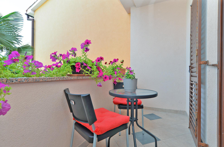 Others 5, Apartment 295, Pula