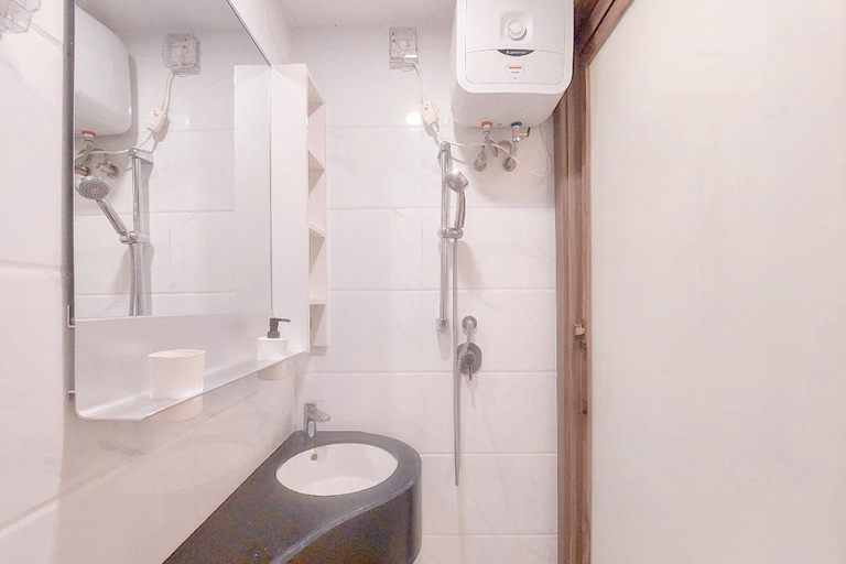Bathroom 3, Comfort Homey Studio at Sky House BSD By Travelio, Tangerang Selatan