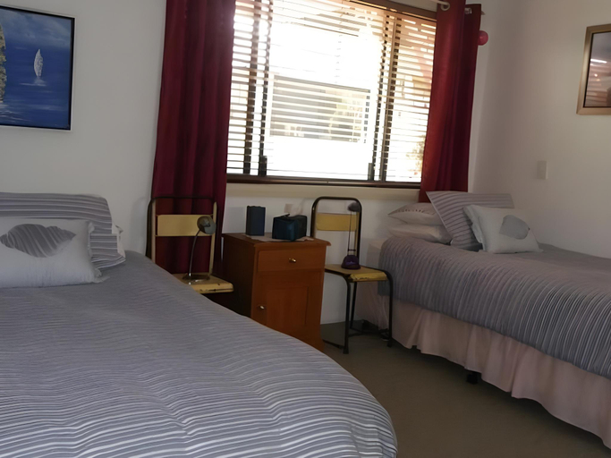 Bedroom 2, Werekataba Self-Catering Residence, Lake Macquarie - North