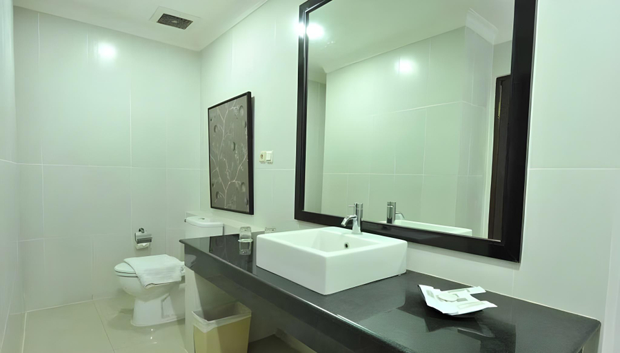 Bathroom 5, Palace Hotel Puncak, Bogor