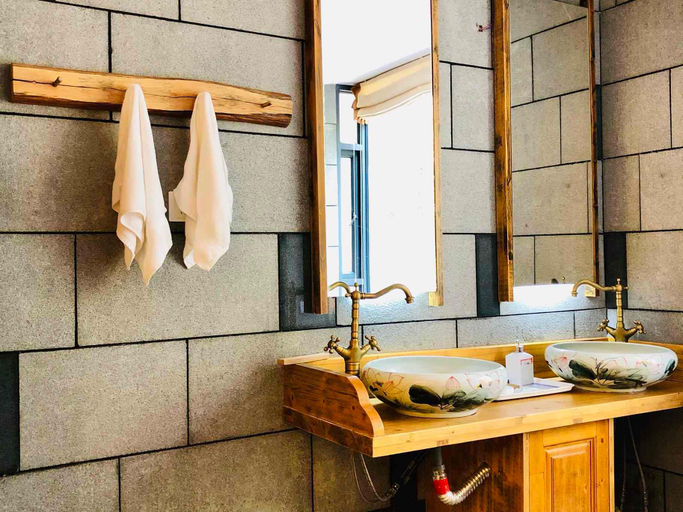 Bathroom 5, Putuoquan Hot Spring Resort, Dali Bai