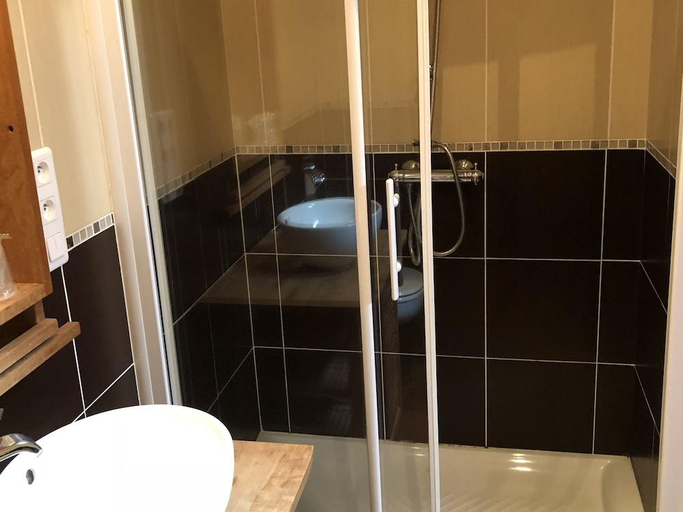 Bathroom, Le Celtique, Val-d'Oise