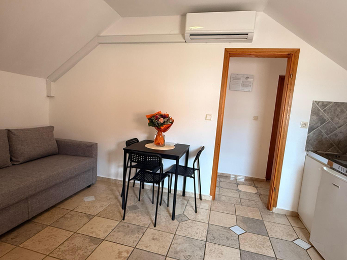 Others 4, Apartment 39, Vir