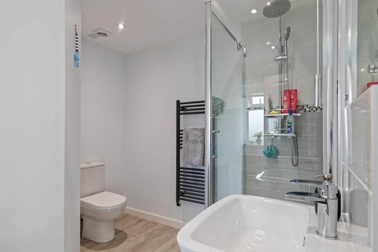 Bathroom 3, Sêr Môr - Peaceful Cottage with Log Burner, Pembrokeshire