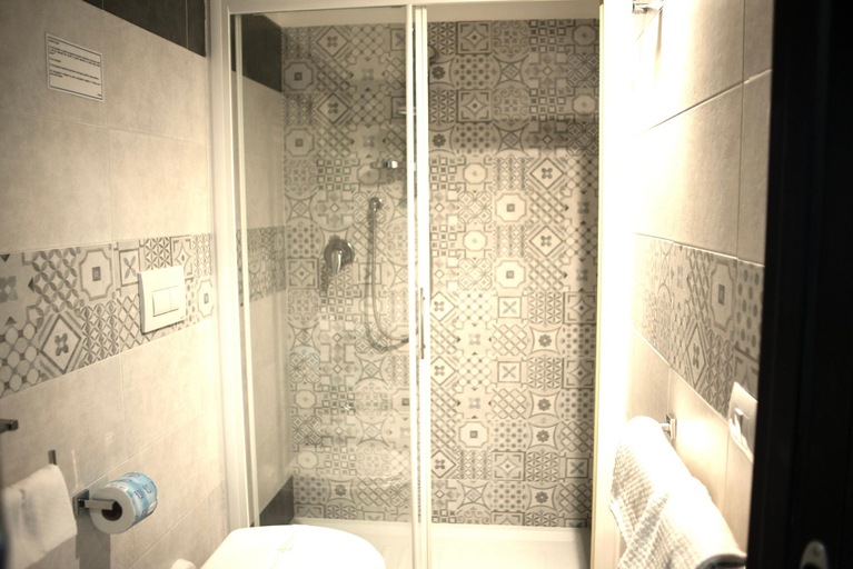 Bathroom 4, Hotel Kon Tiki, Livorno