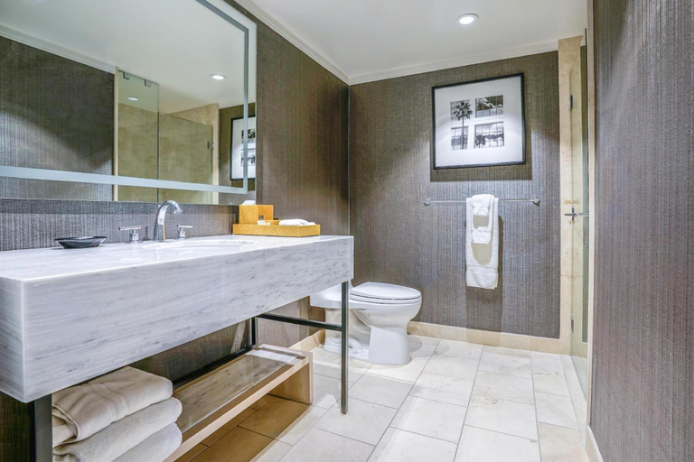 Bathroom 5, Hotel Amarano Burbank - Hollywood, Los Angeles
