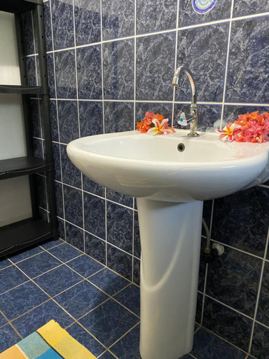 Bathroom, Chez Taia