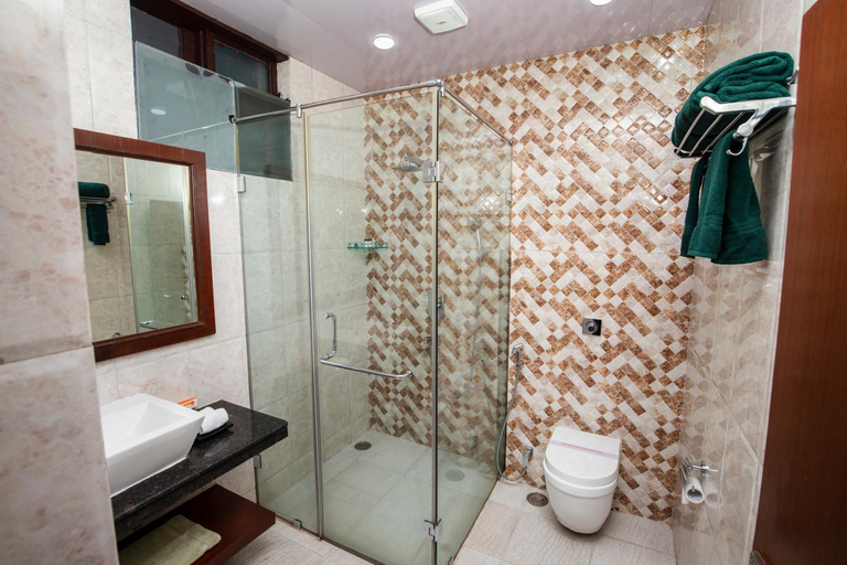 Bathroom 4, White Ridge Hotel, Kangra