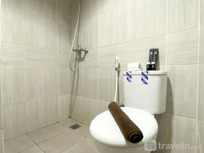 Bathroom 2, Modern Warm Studio at Vasanta Innopark By Travelio, Cikarang
