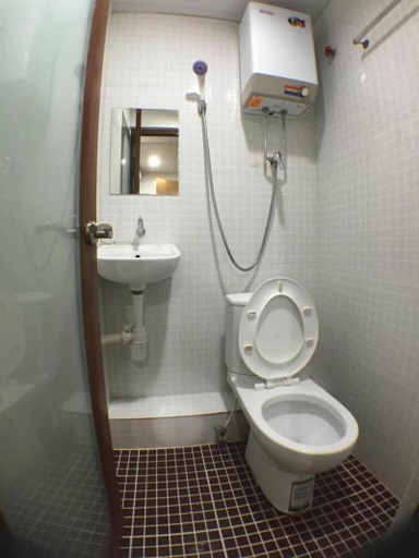 Bathroom 5, New Yan Yan Guest House reception 9th floor Flat E4 E6, Kowloon