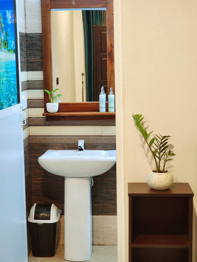 Bathroom 3, La Breeze, Pothuvil