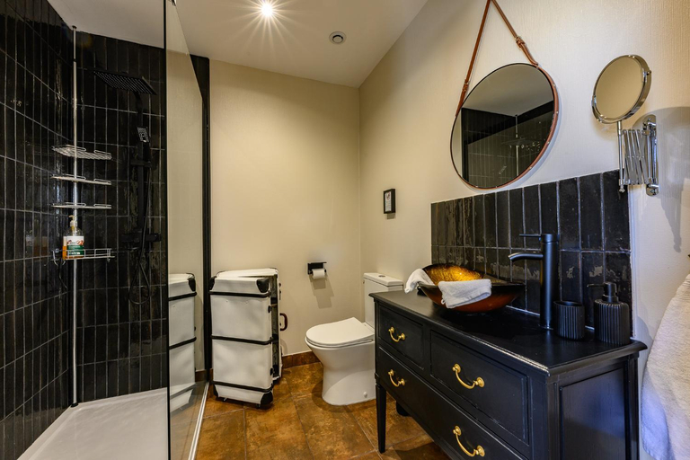 Bathroom, Les 13 lavoirs d'antan - chambre globe-trotteur, Manche