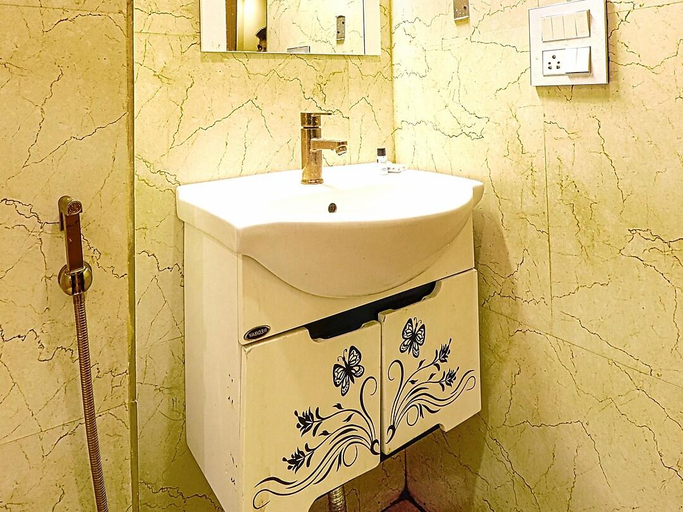 Bathroom 4, The Glory Hotel, Dehradun