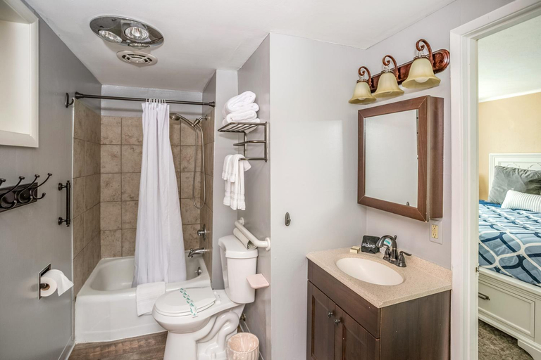 Bathroom, Lanai at the Cove, Clatsop