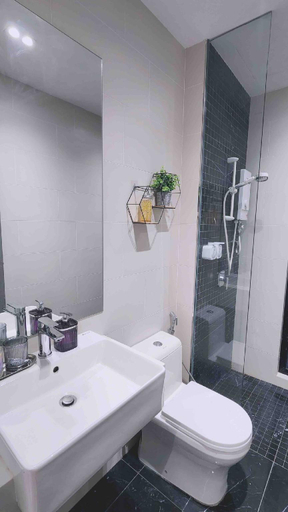 Bathroom, SkyPool•Seaview 8pax City Centre - 3km to Komtar, Penang Island
