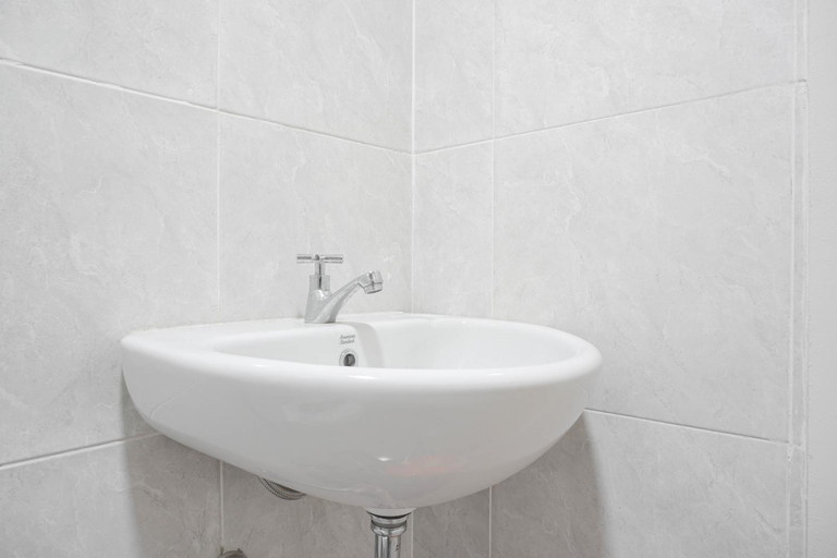 Bathroom 3, Comfort and Warm 2BR Parkland Avenue By Travelio, South Tangerang