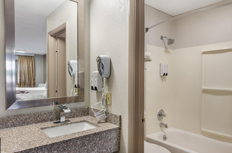 Bathroom 4, Red Roof Inn Staunton, Staunton