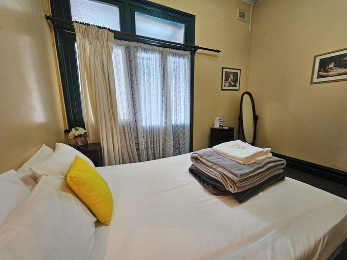 Bedroom 2, Bellbird Hotel, Cessnock