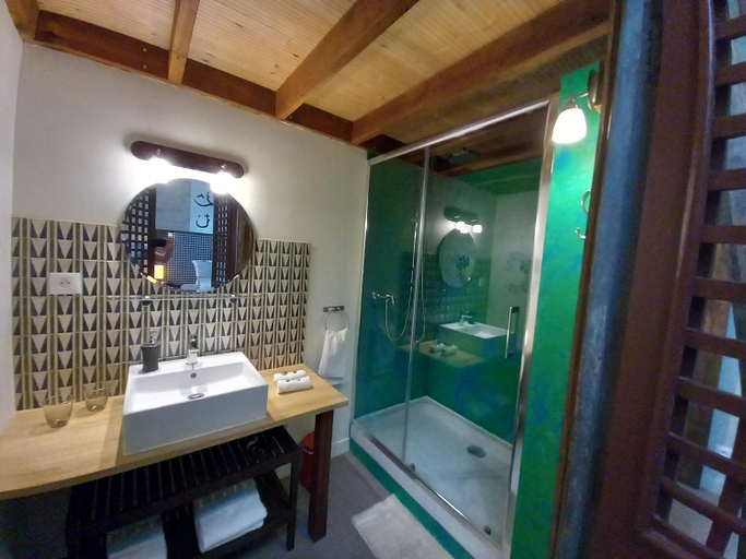 Bathroom 2, Aux quatre coins du monde, Nièvre