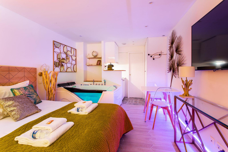 Interior view 4, Love room - 2P with Jacuzzi, Paris