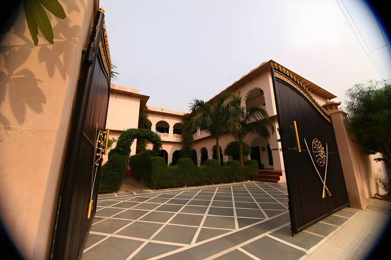 Exterior & Views