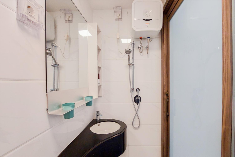 Bathroom 3, Elegant Stylist Studio @ Sky House BSD By Travelio, South Tangerang