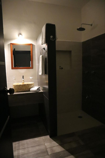 Bathroom 4, Hotel Zibahun, Valladolid