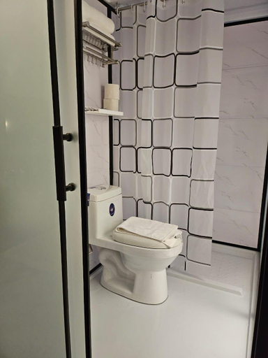 Bathroom 3, LE MELUR GUEST HOUSE, Penang Island