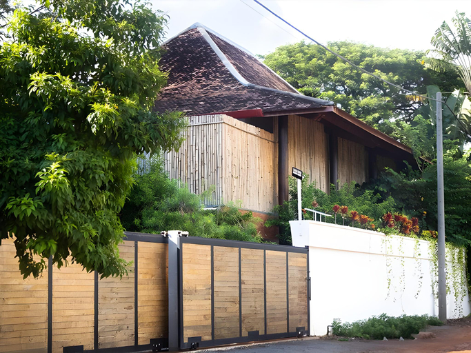Exterior & Views