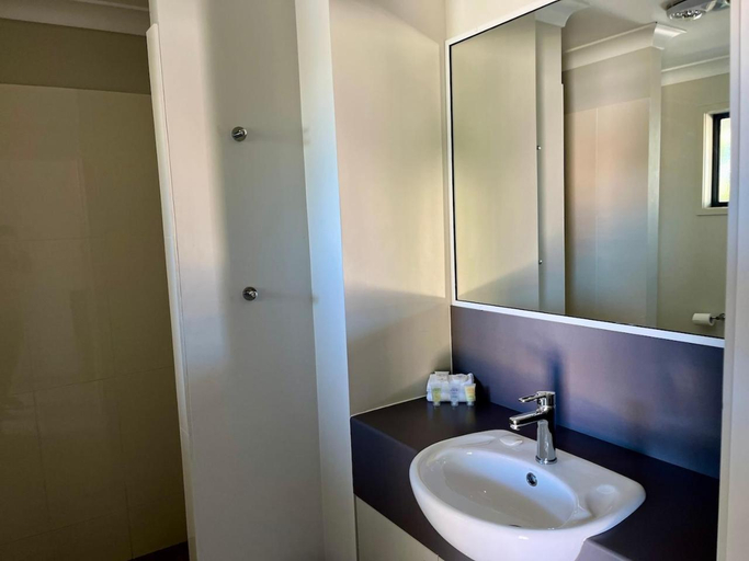 Bathroom 3, Royal Motel Miles, Murilla