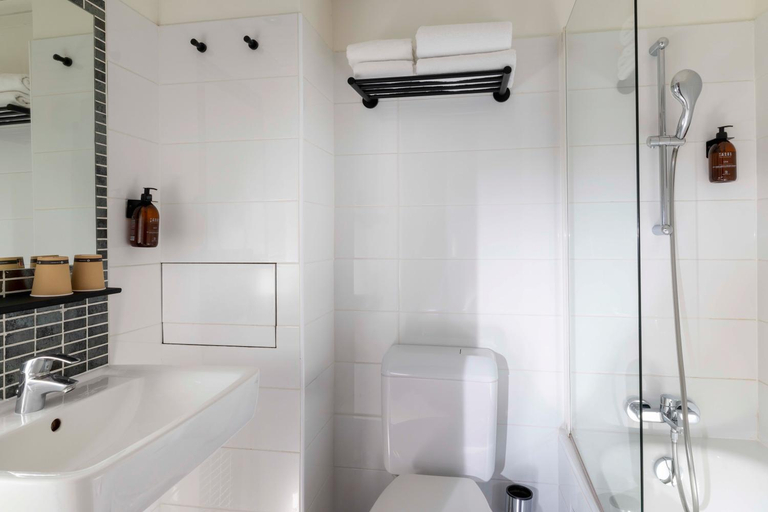 Bathroom 4, Hotel Diana Paris, Paris