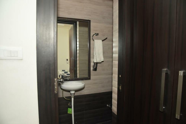 Bathroom 3, Man Singh Hotel and Resorts, Jhalawar