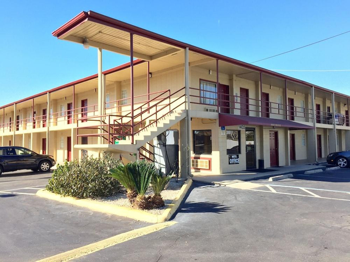 Others, Budget Inn, Leon