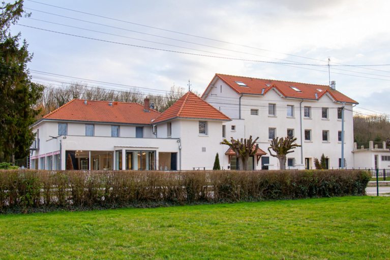 Exterior & Views