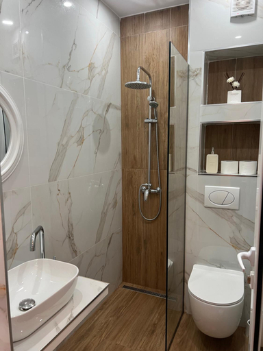 Bathroom 2, Apartments Sadiku with swimming pool & jacuzzi, Sarandës