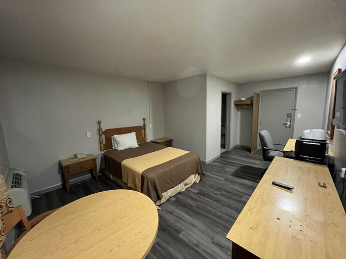 Bedroom 1, Mid Towne Inn & Suites, Bexar