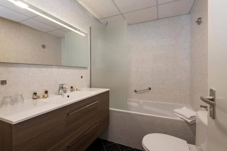 Bathroom 3, Hampshire Hotel Petit Nord, Hoorn