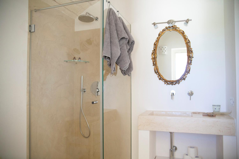 Bathroom 3, Masseria Camarda, Brindisi