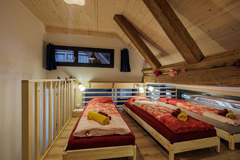 Bedroom 3, Gruppenunterkunft mit Wellness, Billard und Lamatrekking, Aarberg