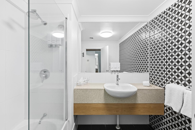 Bathroom 4, Airlie Beach Hotel, Whitsunday